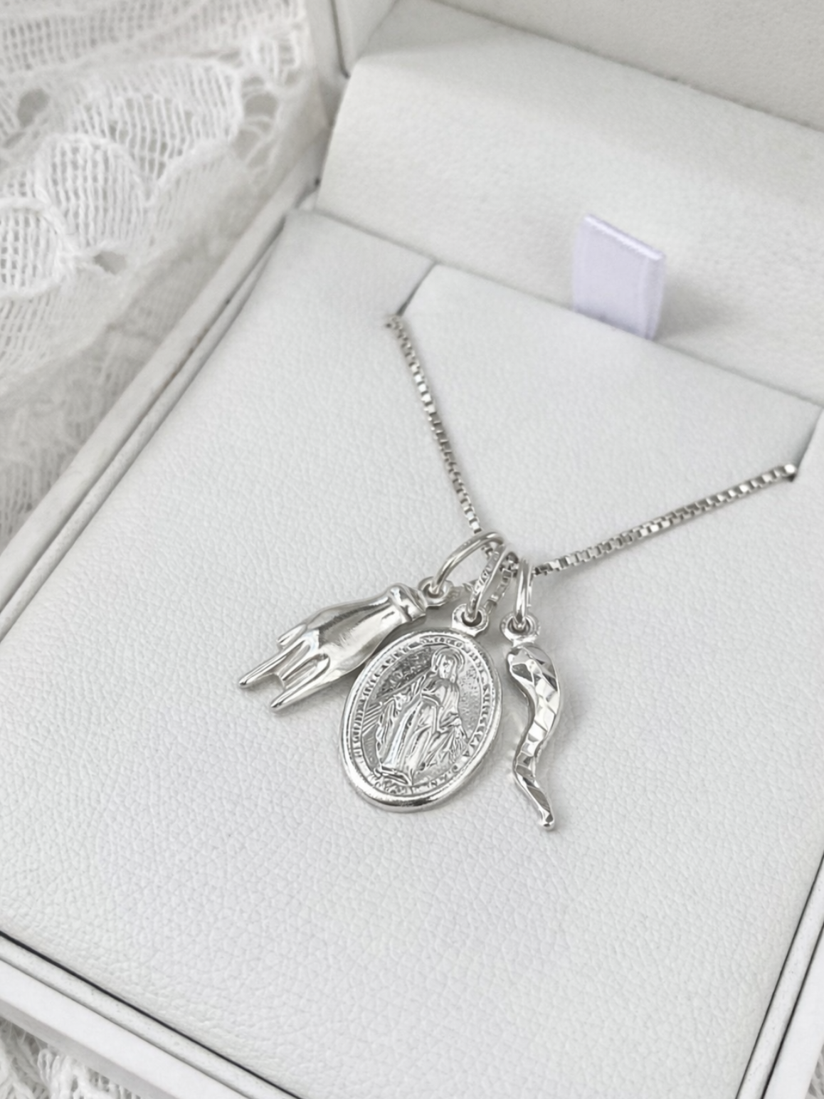 Collana da uomo con ciondolo a forma di mano di Hamsa e loto in argento Collana da uomo con ciondolo a forma di mano di Hamsa e loto in argento